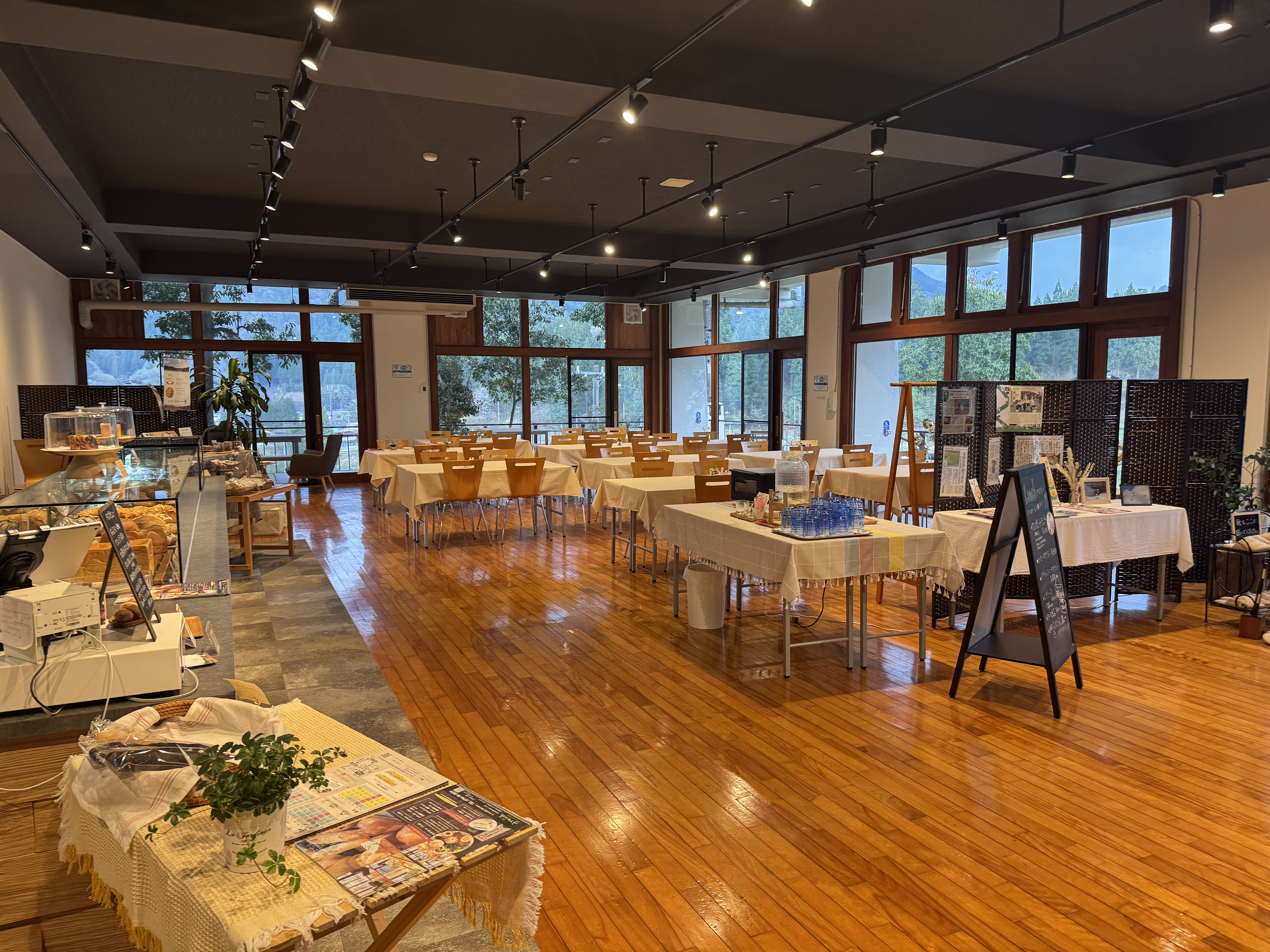 パン屋さんなのにショーケース!?